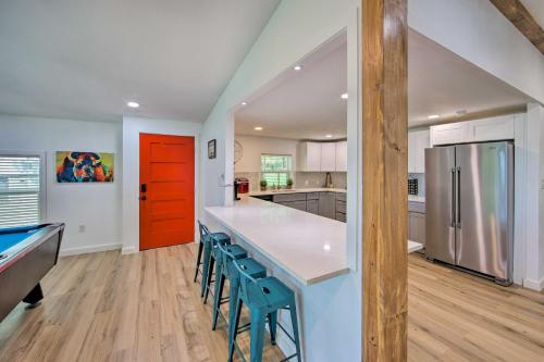 Modern Lakefront Mabank Home with Pool Table! in Mabank, USA