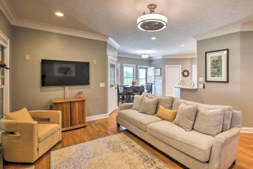 Lebanon Family Getaway with Pool, Bikes and Trails! in Lebanon, USA