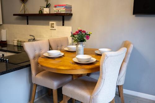 Stylish Central 2 Bedroom Apartment 4