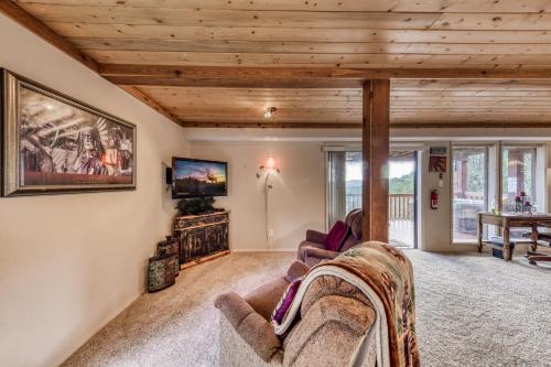 Living the Dream 3 Bedrooms Hot Tub Fireplace Sleeps 6 - image 7