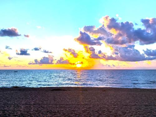 Paradise Awaits! Beach, King Bed, Private Yard & Workspace in Deerfield Beach, Vereinigte Staaten von Amerika