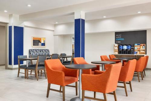 홀리데이 인 익스프레스 & 스위트 오펠루사스 바이 IHG - 식음료(F&B)