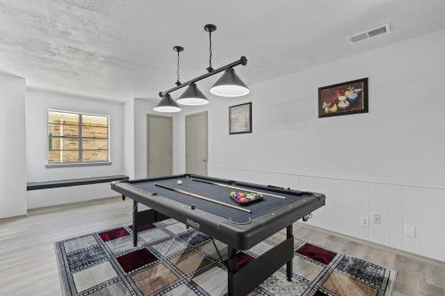 Modern 4 BR Gem near Frisco w Pool Table - Allen