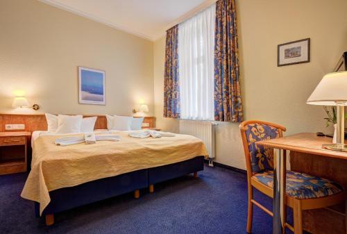1 queen bed, 1 twin bed