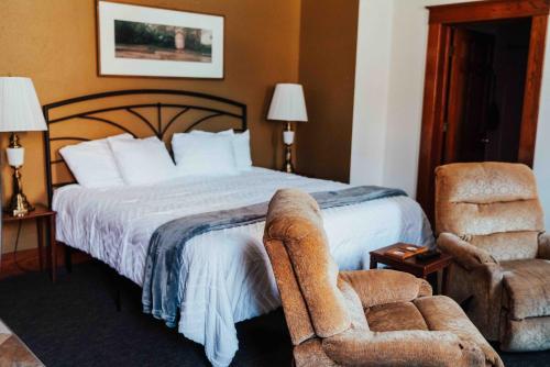 398124491 Town Hall Inn