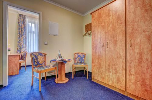 Family Room Land Side image 9