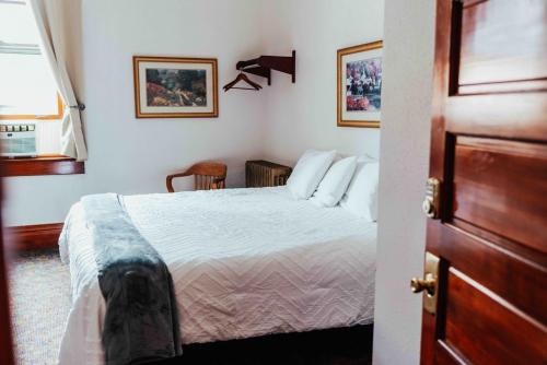 398133610 Town Hall Inn