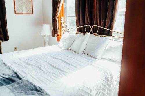 398136677 Town Hall Inn