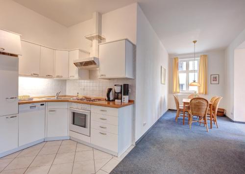 2 bedrooms, 4 beds