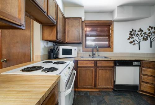 Sundowner II Condo - Ski-In - Walk To Town Sundowner II Condo - Ski-In - Walk To Town