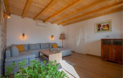 Cozy Home In Imotski With Wifi in Gornji Vinjani