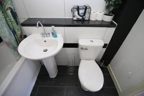 Picture of Thesiger Court Apartments - Free Private Parking - By Property Promise