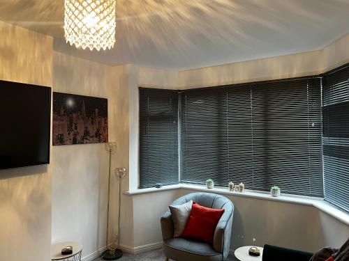 Stylish and homey 3 bedroom house with free parking & Wi-Fi photo 4