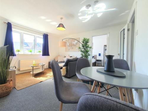 Thesiger Court Apartments - Free Private Parking - By Property Promise - Cardiff