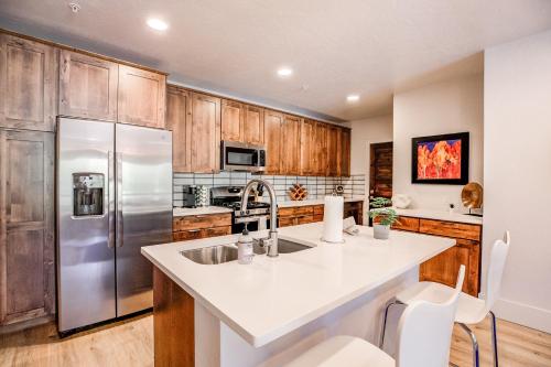 Blue River Flats Condo - Beautiful Silverthorne Getaway in Silverthorne, USA