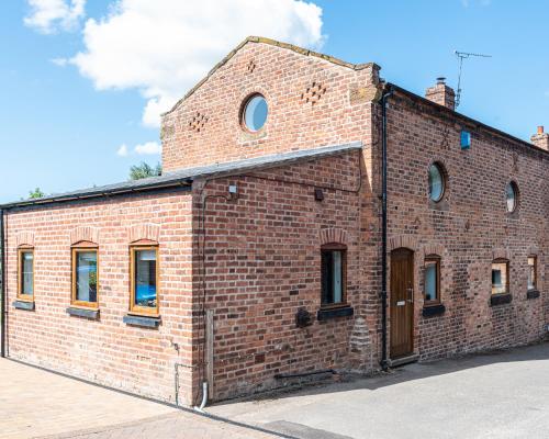 No1 Little Barrow Barns - Sleeps 10