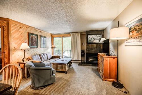 Trails End Mountain Breeze Condo - Ski In - Out - Stroll To Main Street in Breckenridge, USA
