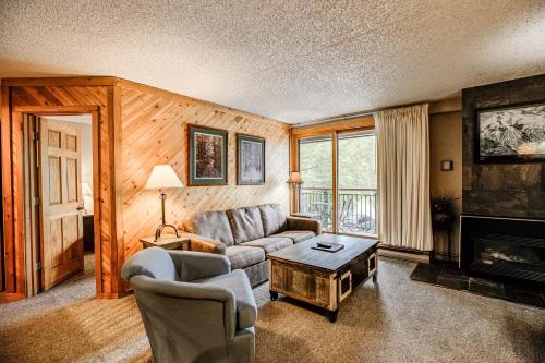 Trails End Mountain Breeze Condo - Ski In - Out - Stroll To Main Street in Breckenridge, USA