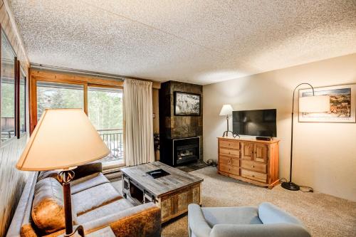 Trails End Mountain Breeze Condo - Ski In - Out - Stroll To Main Street in Breckenridge, USA