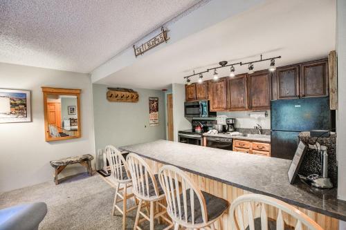 Trails End Mountain Breeze Condo - Ski In - Out - Stroll To Main Street in Breckenridge, USA