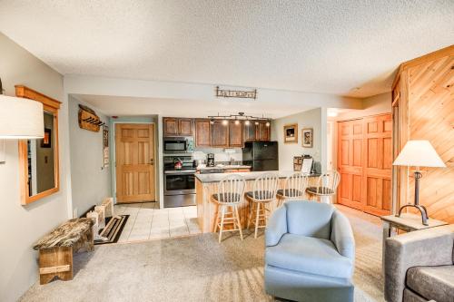 Trails End Mountain Breeze Condo - Ski In - Out - Stroll To Main Street in Breckenridge, USA