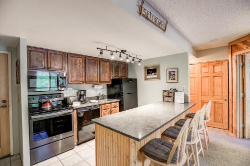 Trails End Mountain Breeze Condo - Ski In - Out - Stroll To Main Street in Breckenridge, USA