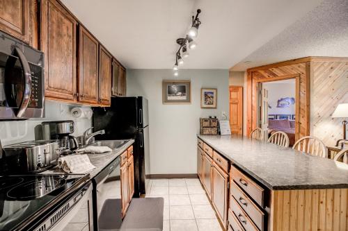 Trails End Mountain Breeze Condo - Ski In - Out - Stroll To Main Street in Breckenridge, USA