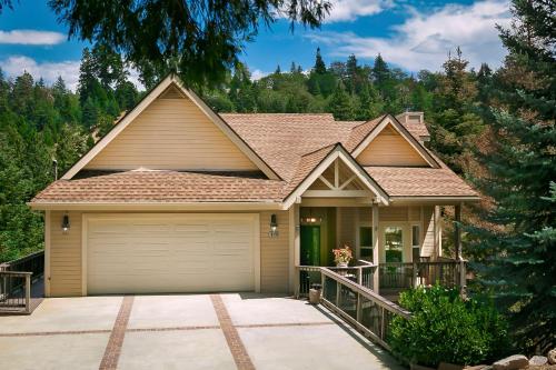 Lake Arrowhead Retreat with Decks and Mountain Views! in Lake Arrowhead, USA