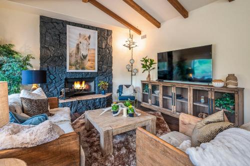 Lake Arrowhead Retreat with Decks and Mountain Views! in Lake Arrowhead, USA