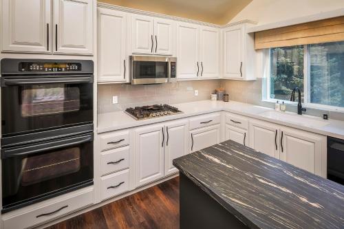 Lake Arrowhead Retreat with Decks and Mountain Views! in Lake Arrowhead, USA