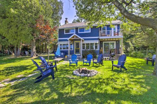 Crystal Lake Cottage Kayaks and Fire Pit! in Plymouth, USA
