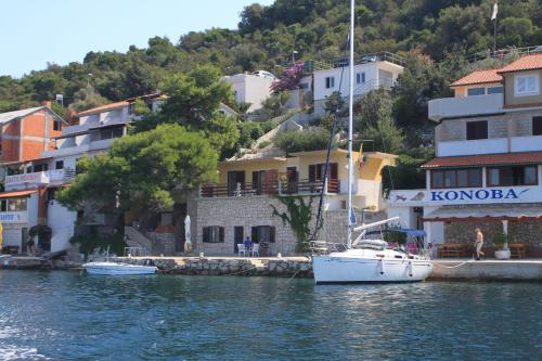 Apartments by the sea Zaklopatica Lastovo - 8347 