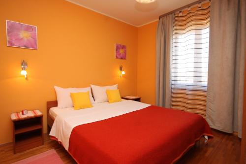 One-Bedroom Apartment with Balcony and Sea View image 8