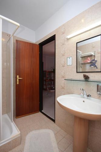 One-Bedroom Apartment with Balcony and Sea View image 6