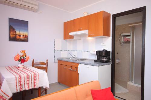 One-Bedroom Apartment with Balcony and Sea View image 4
