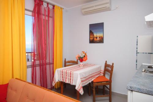 One-Bedroom Apartment with Balcony and Sea View image 3