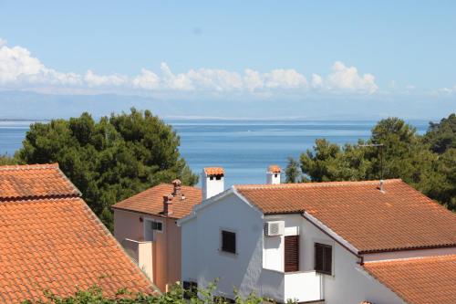 One-Bedroom Apartment with Balcony and Sea View image 1