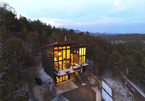 View, Off-grid Masterpiece Cabin W/ Breathtaking View in Central City
