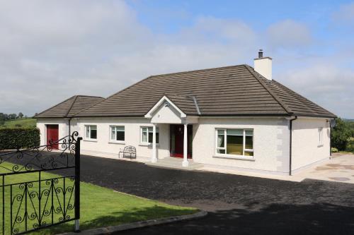 Laneside Haven - 5 Minutes from Castleblayney - Accessible, Gated with Patio, Garden and Gym!