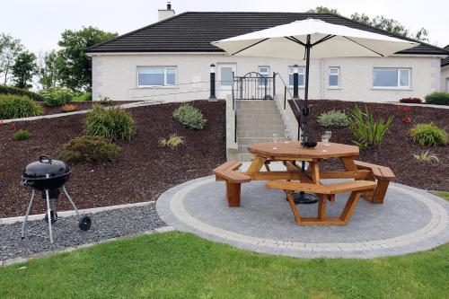 Laneside Haven - 5 Minutes from Castleblayney - Accessible, Gated with Patio, Garden and Gym!