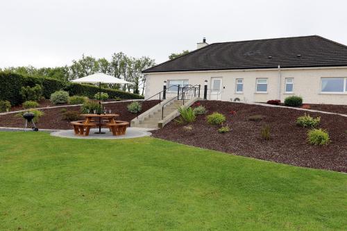 Laneside Haven - 5 Minutes from Castleblayney - Accessible, Gated with Patio, Garden and Gym!