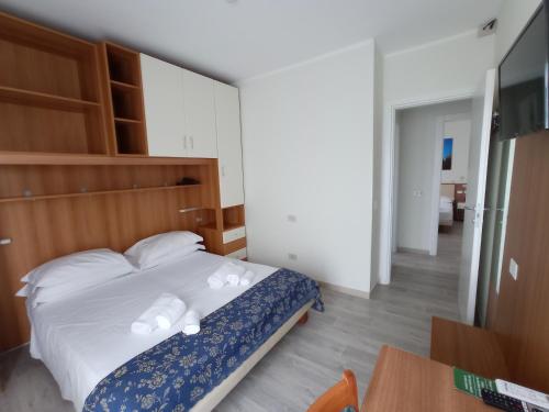 Two Connecting Double Rooms image 5
