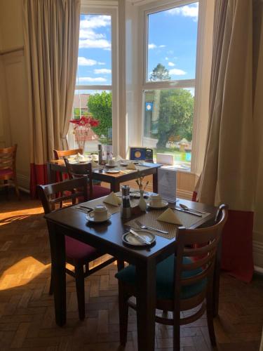 ห้องอาหาร, ไฮแลนด์ มัวร์ เกสต์เฮาส์ แอนด์ คอนเฟอเรนซ์ เซ็นเตอร์ (Highland Moors Guest House & Conference Centre) in แลนดรินด็อด เวลส์