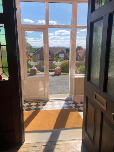 ทัศนียภาพภายนอกโรงแรม, ไฮแลนด์ มัวร์ เกสต์เฮาส์ แอนด์ คอนเฟอเรนซ์ เซ็นเตอร์ (Highland Moors Guest House & Conference Centre) in แลนดรินด็อด เวลส์