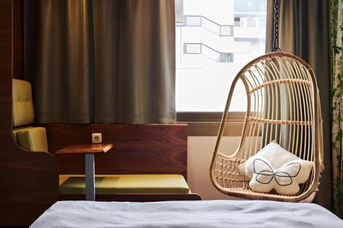 Cocoon Stachus - image 6