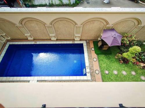 Swimming pool, Villa Syariah Muvida dengan Kolam Renang di Tengah Kota in Sinduadi