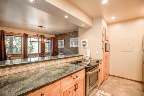 Park Place 205B Deer Camp Condo Ski In Walk to Main Stree and Lift in Breckenridge, USA