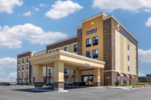 . Comfort Inn & Suites Bennett