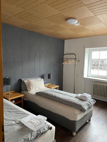 2 twin beds