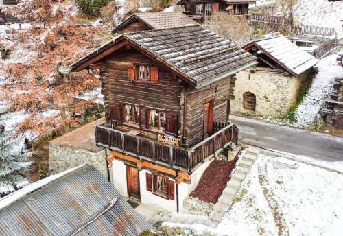 Chalet Bella Vouarda. Cosy traditional alpine stay, Pension in Ayer